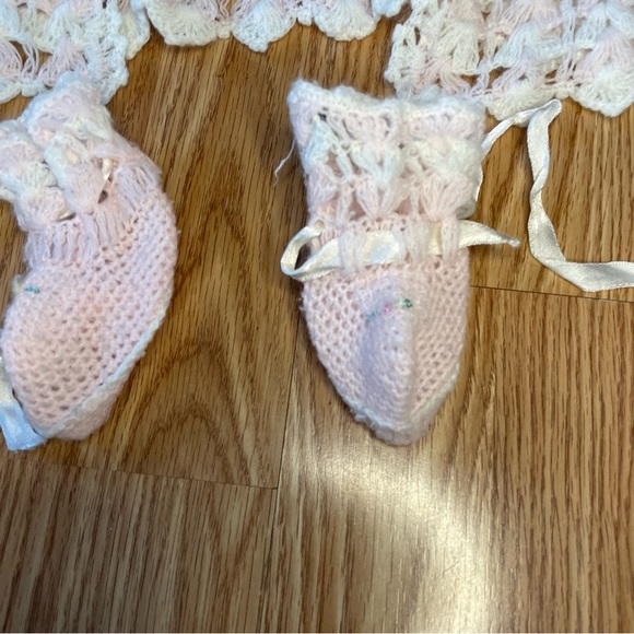 VINTAGE CRADLE KNIT PINK WHITE CROCHET SWEATER AND BOOTIES NEWBORN DOLL - Picture 5 of 8